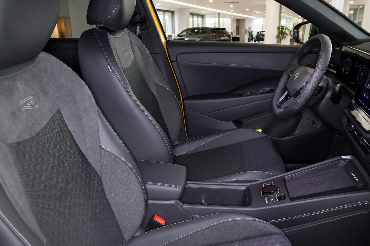 Vordersitze und Cockpit im Innenraum eines VW mit Ledersitzen