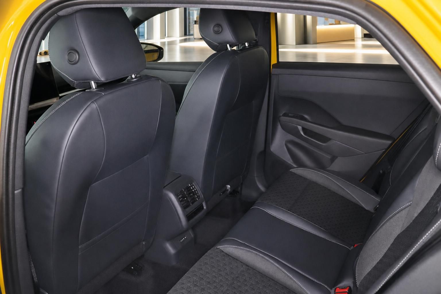VW T-Roc gelb: Blick auf die Rücksitzbank mit schwarzem Lederinterieur