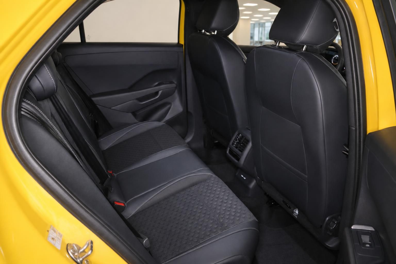 VW T-Roc Innenraum: Rücksitze und Türverkleidung im Detail