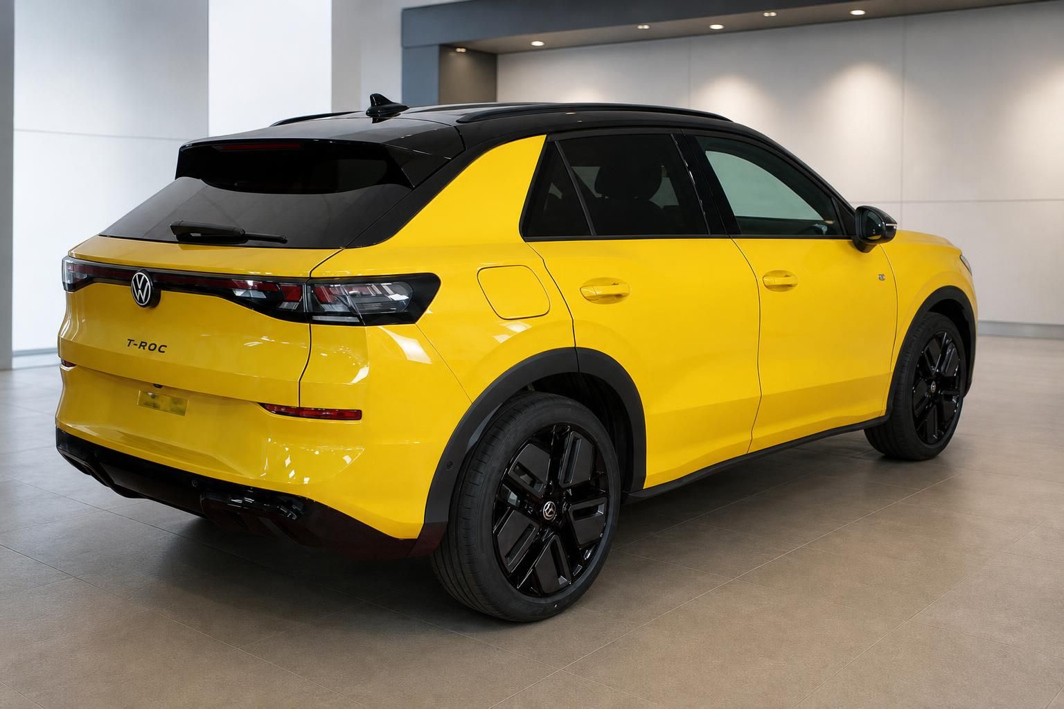 VW T-Roc gelb: Seitenansicht mit schwarzem Dach im Autohaus