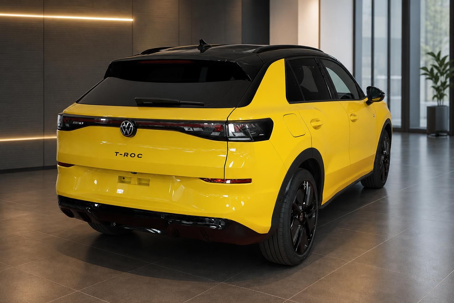 VW T-Roc gelb, Heckansicht mit Kontrastdach im Showroom