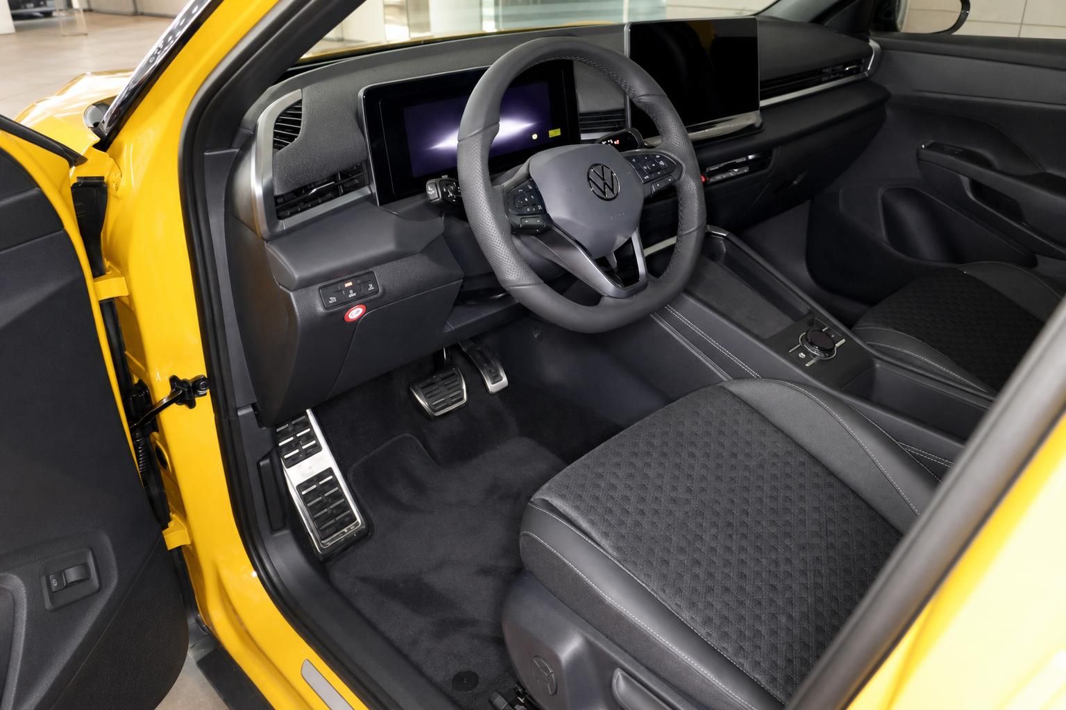 Innenraum VW T-Roc: Cockpit mit Lenkrad und Digitaldisplay