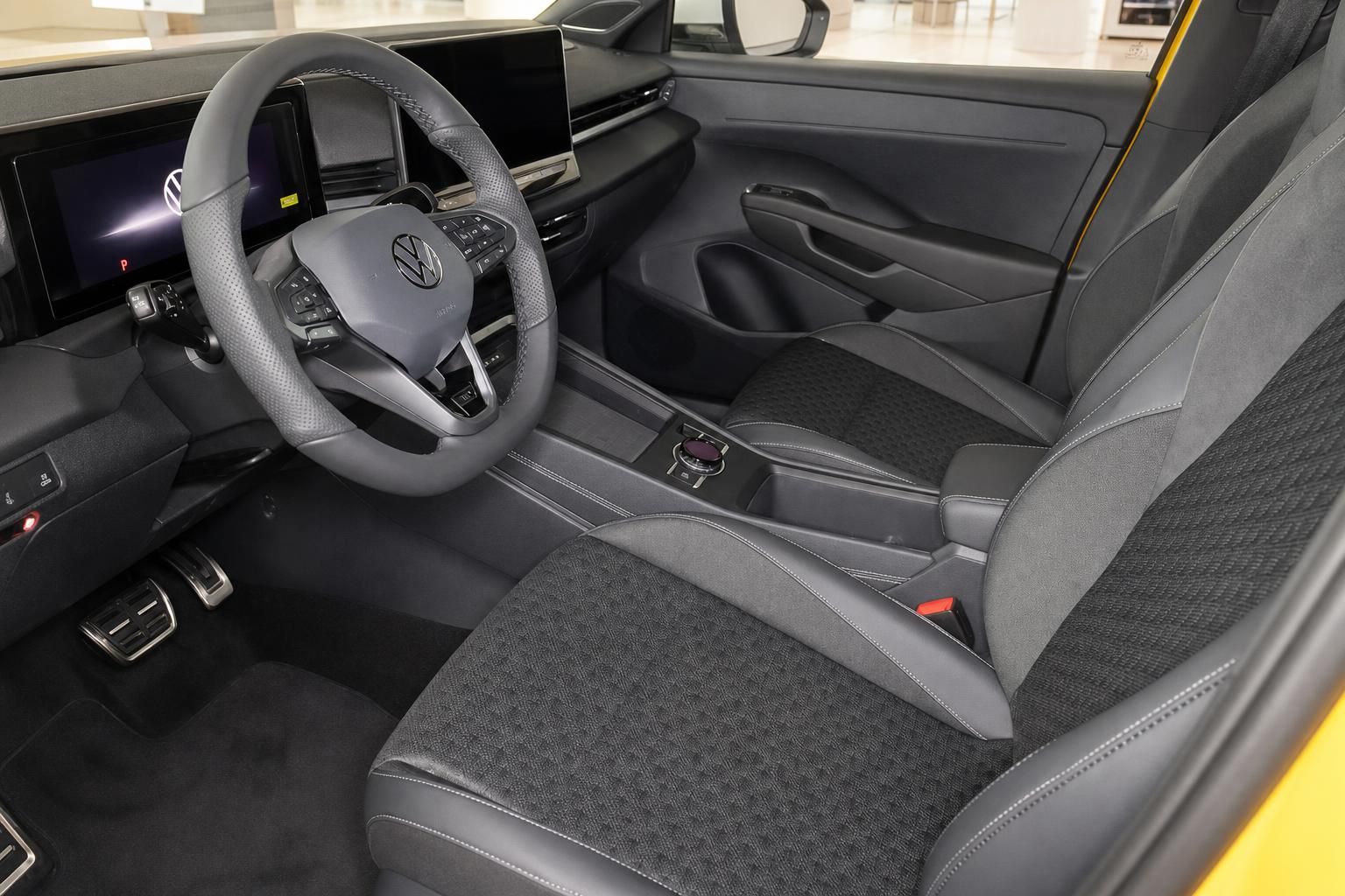 VW T-Roc Innenraum: Vordersitze und Mittelkonsole im Detail