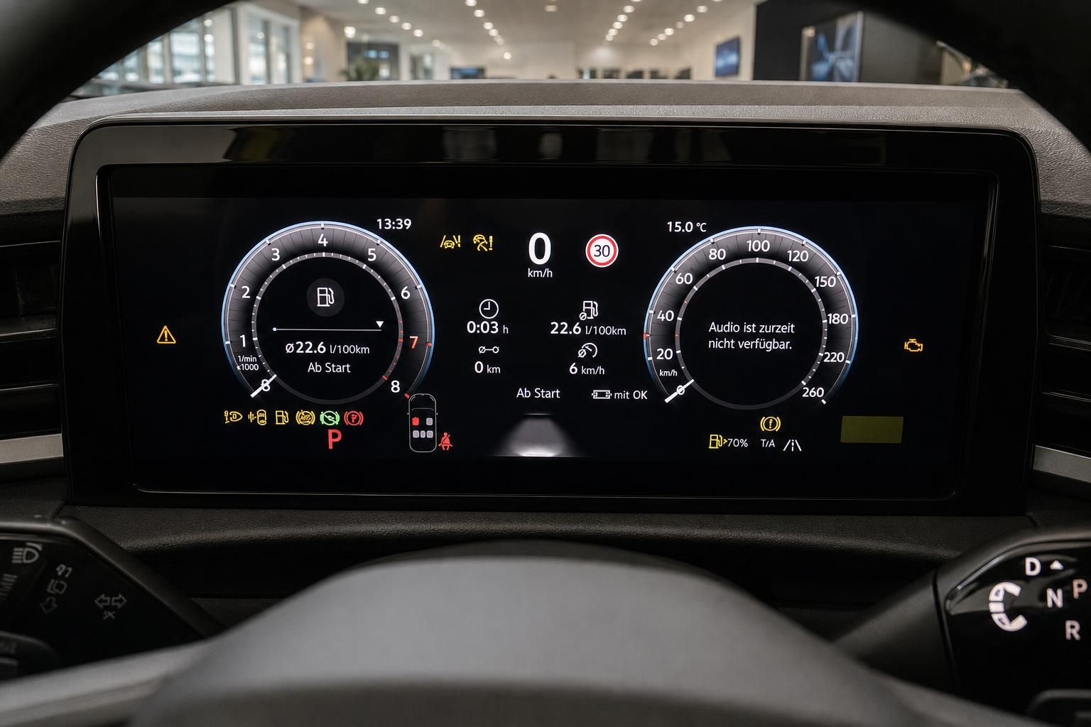 Digitales Kombiinstrument mit Tacho und Fahrdaten im VW Cockpit