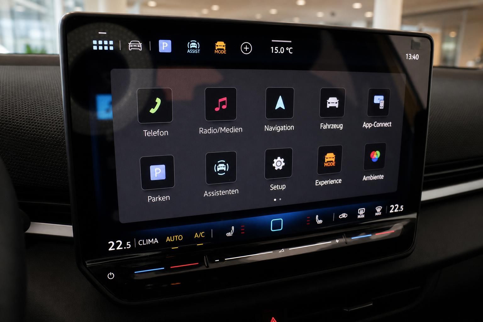 Infotainment-Display mit Menüübersicht im VW Fahrzeug Cockpit