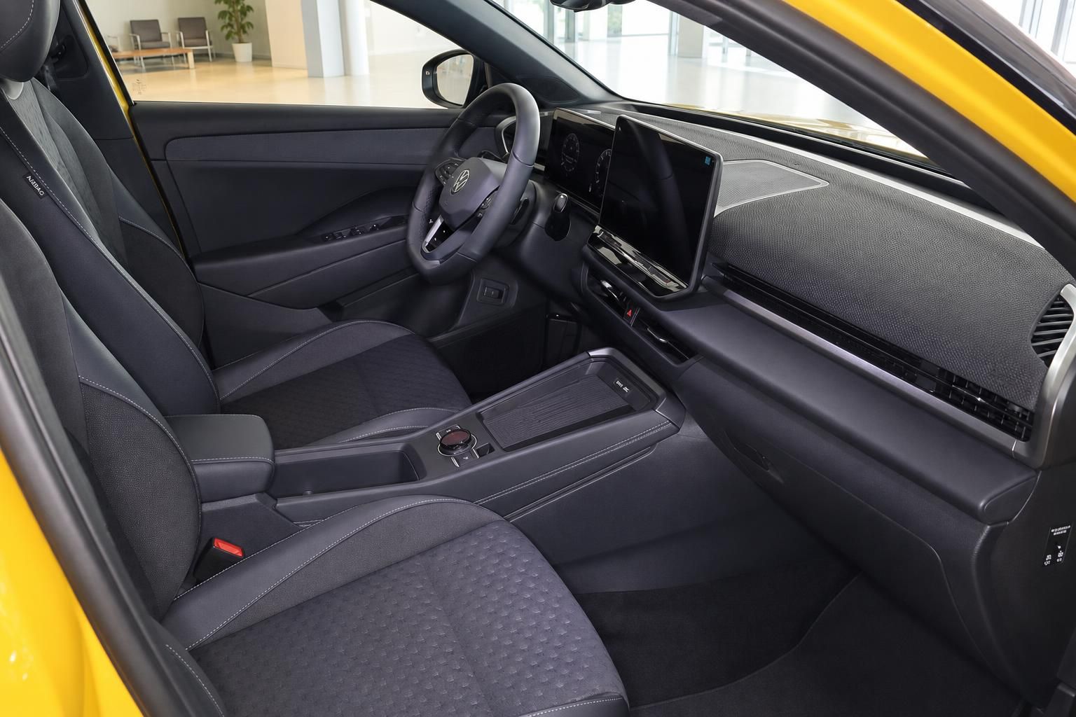 Fahrzeuginnenraum mit Cockpit und Sitzen bei gelbem VW Modell