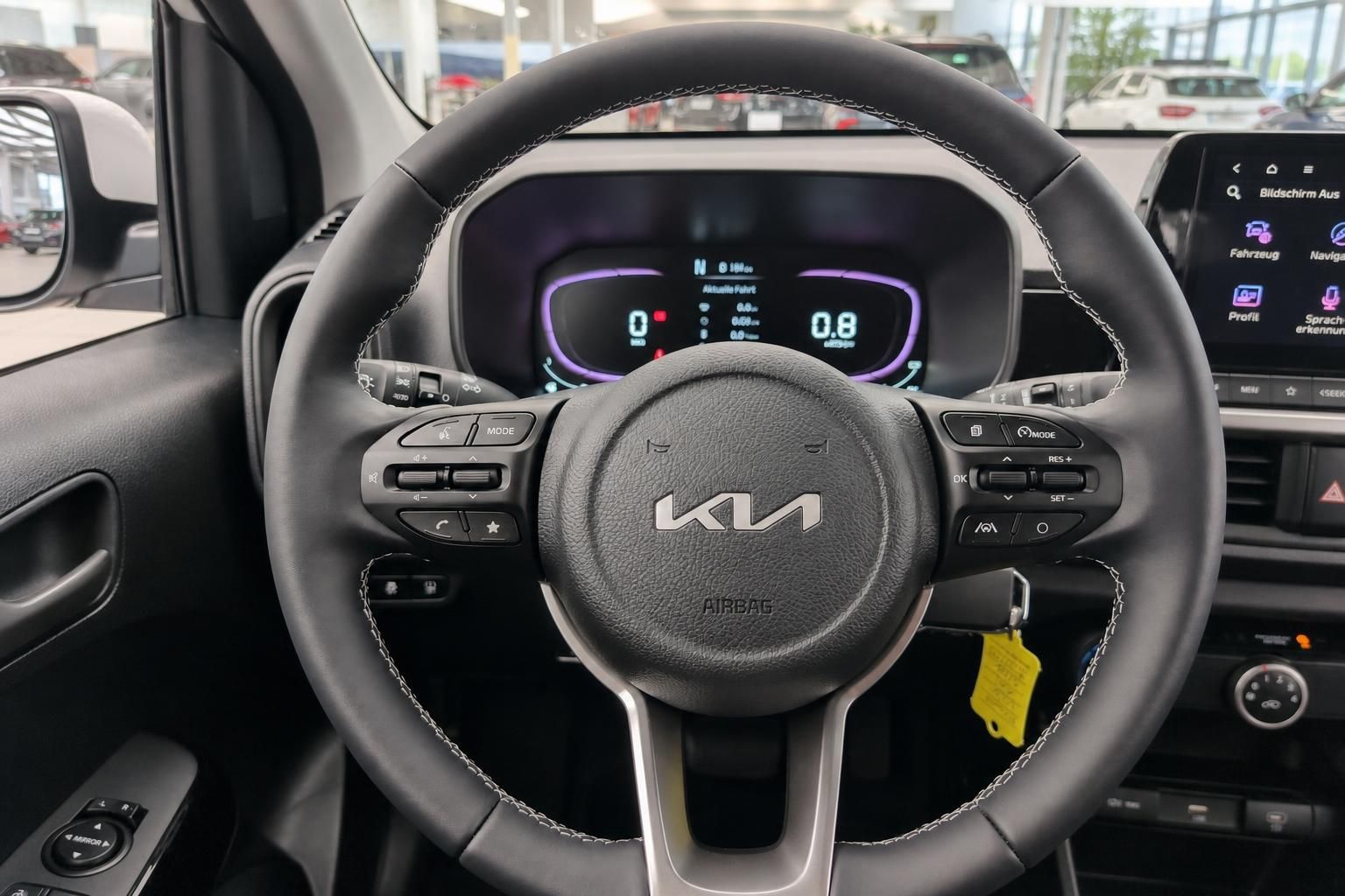 Kia Lenkrad mit Multifunktionstasten und Kombiinstrument im Fokus