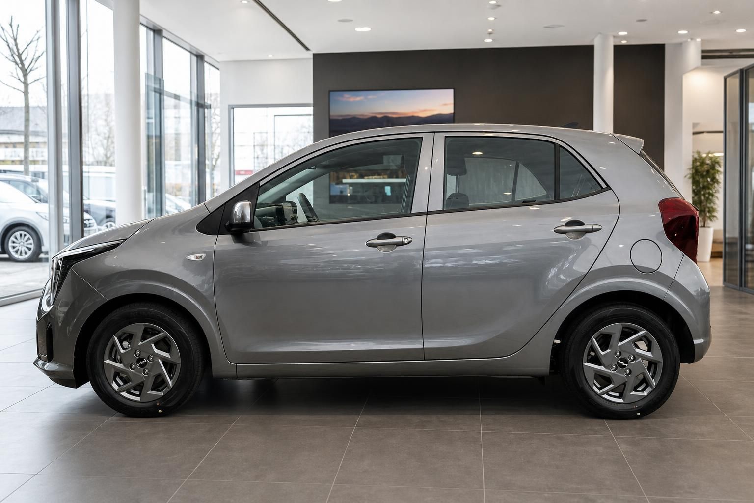 Kia Picanto grau, Seitenansicht im Showroom