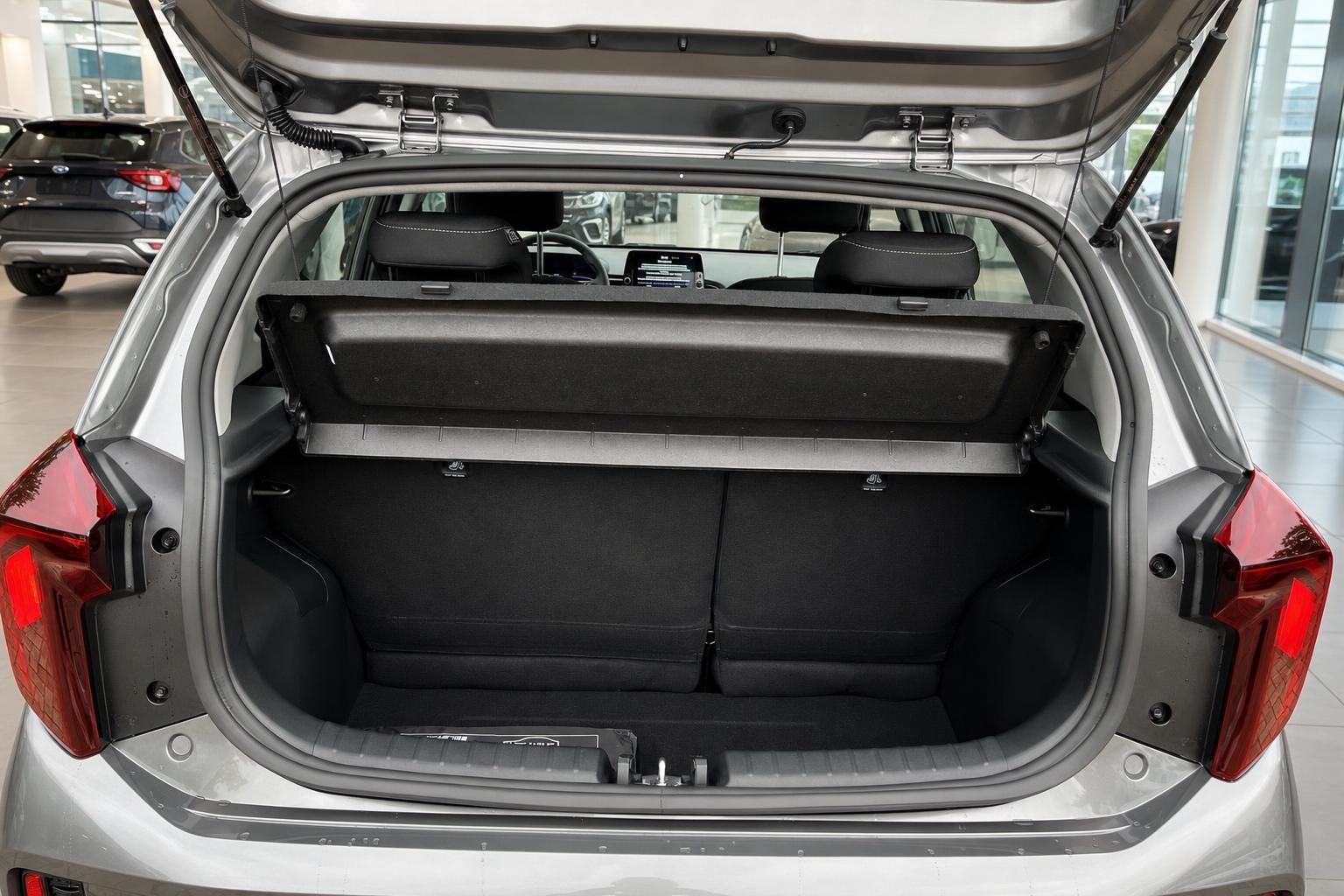 Kofferraum des Kia Picanto mit geöffneter Heckklappe