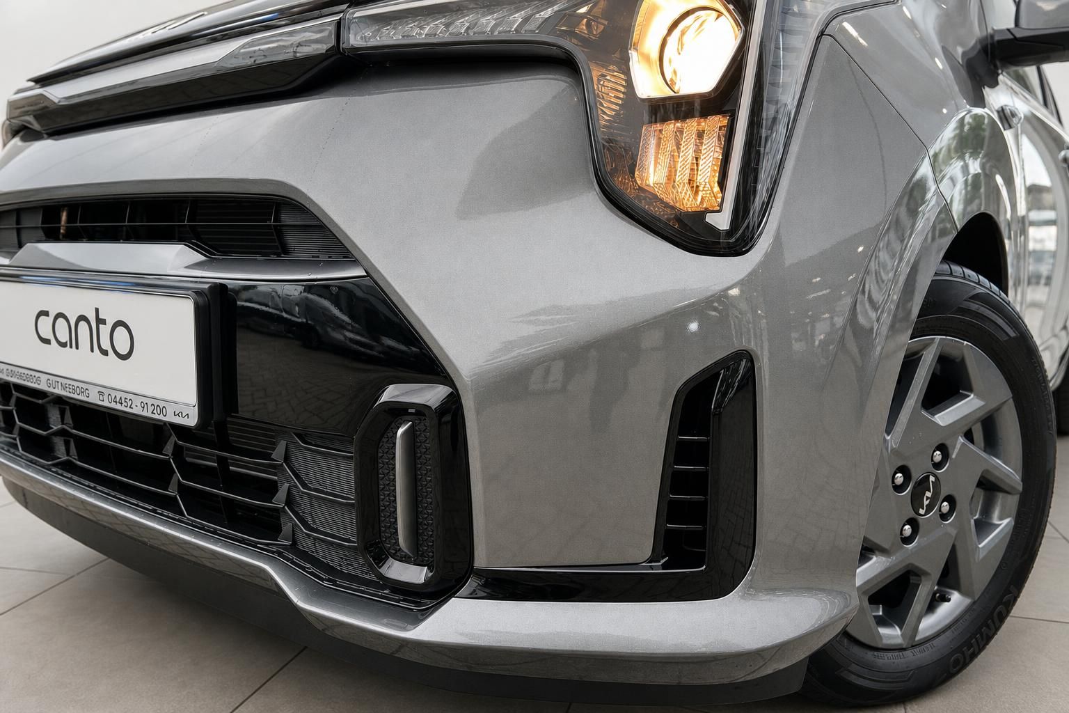 Kia Canto Frontstoßstange mit LED-Scheinwerfer und Felge im Detail