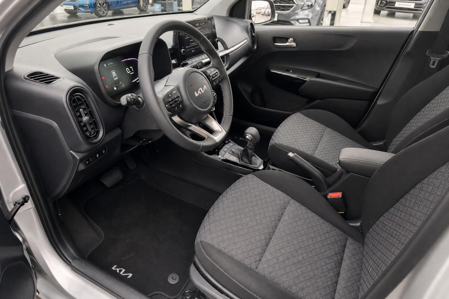 Kia Innenraum mit Cockpit, Lenkrad und Vordersitzen von der Fahrertür