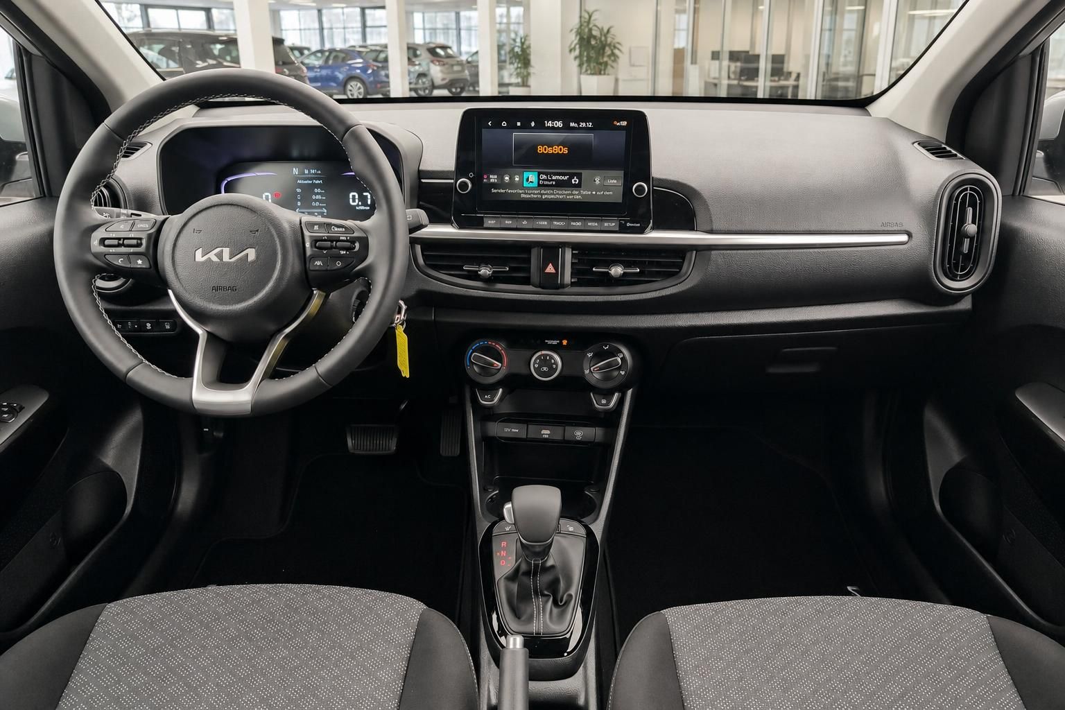 Kia Cockpit mit Lenkrad, Touchscreen und Mittelkonsole im Überblick