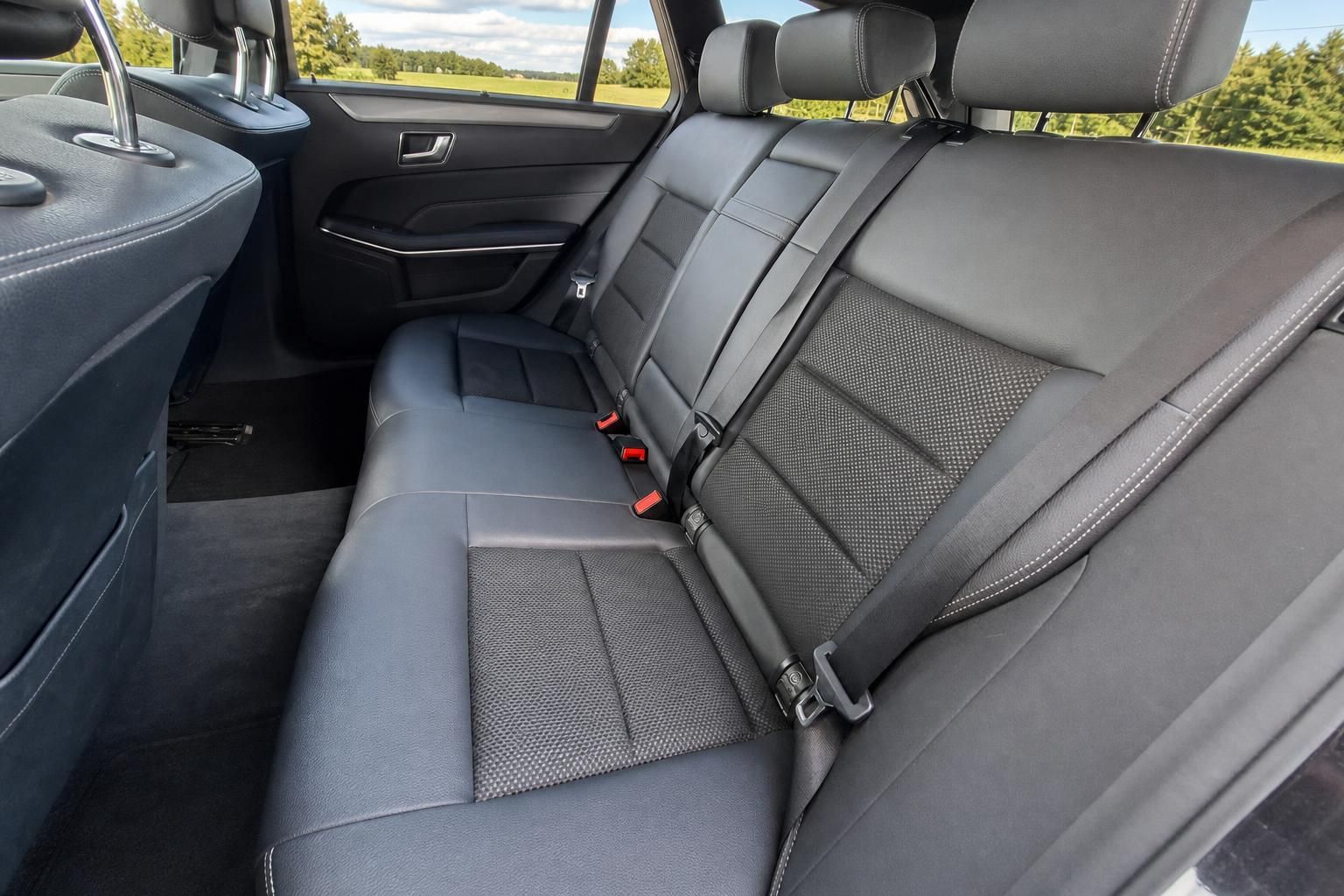 Mercedes-Benz Innenraum Rücksitze schwarz Leder Fondbereich mit Panoramadach