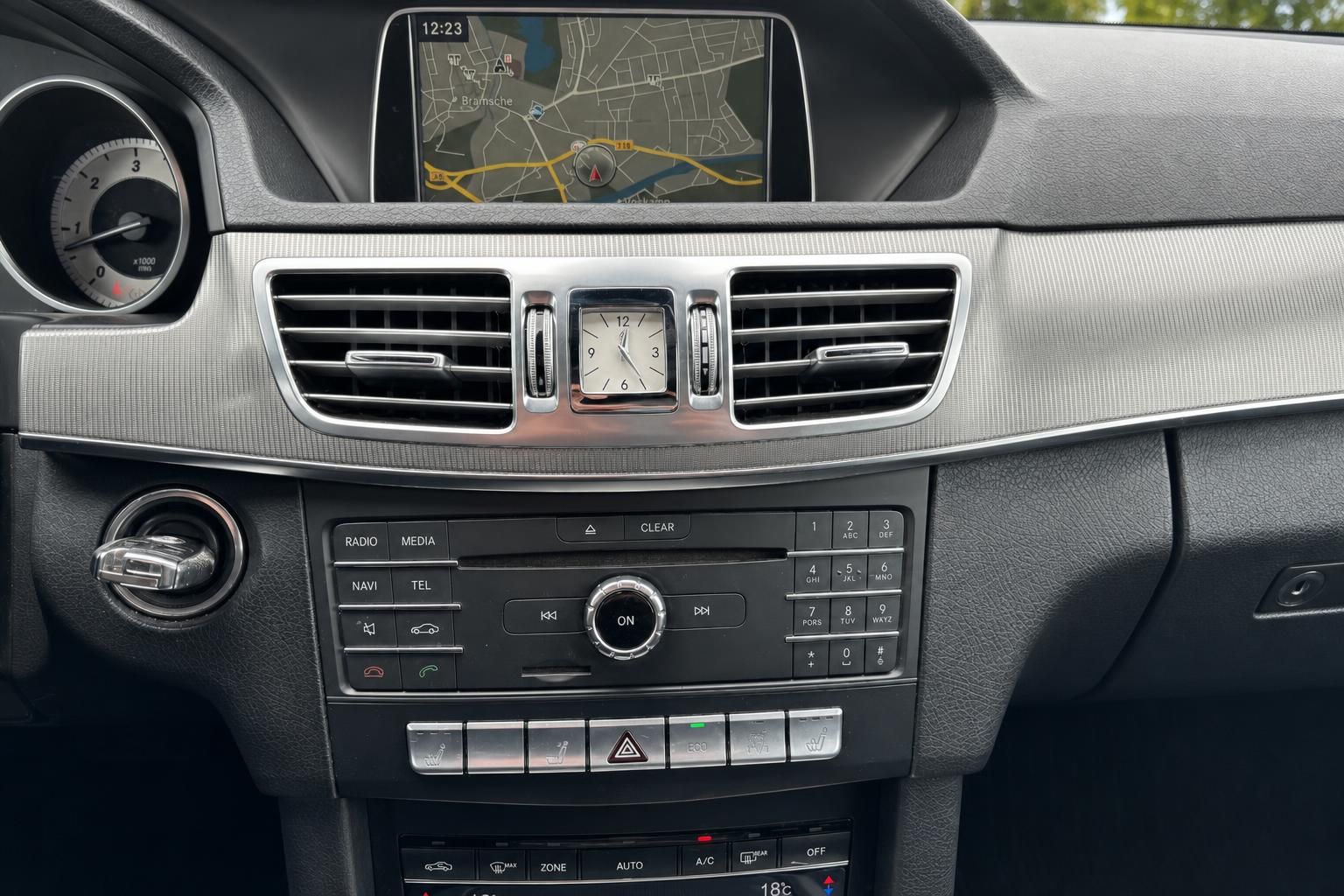 Mercedes Cockpit mit Navigationsbildschirm, Analoguhr und Klimaanlage-Bedienung