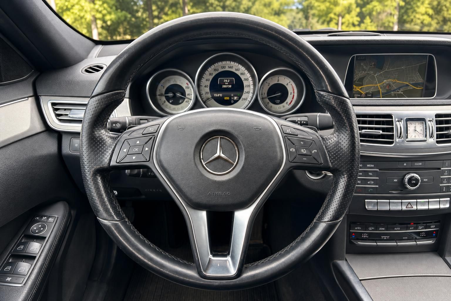 Mercedes Lenkrad mit Multifunktionstasten, Airbag und Instrumententafel dahinter