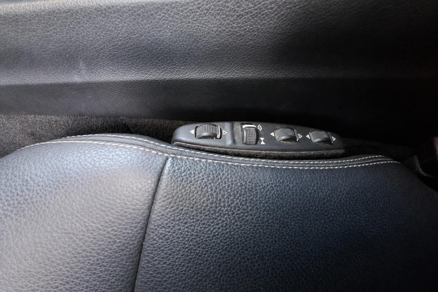 Fensterheber-Bedienelemente in schwarzer Lederausstattung eines Mercedes