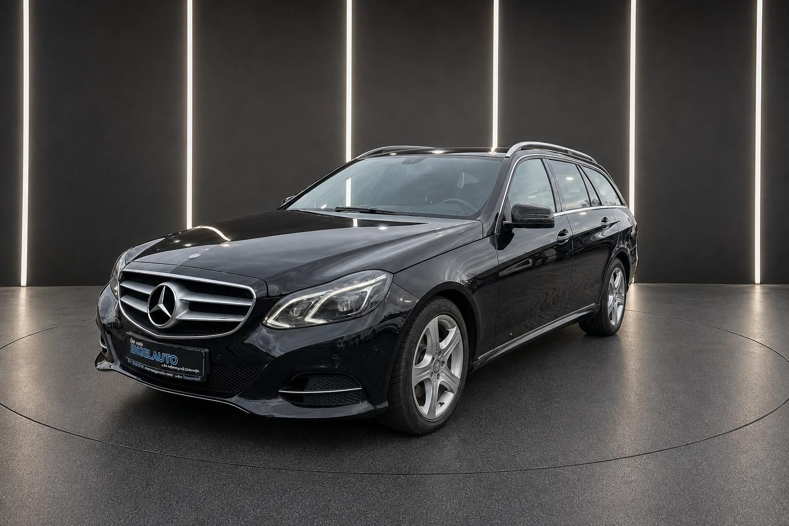 Mercedes E-Klasse T-Modell Seitenansicht - schwarzer Kombi mit Alufelgen im Showroom