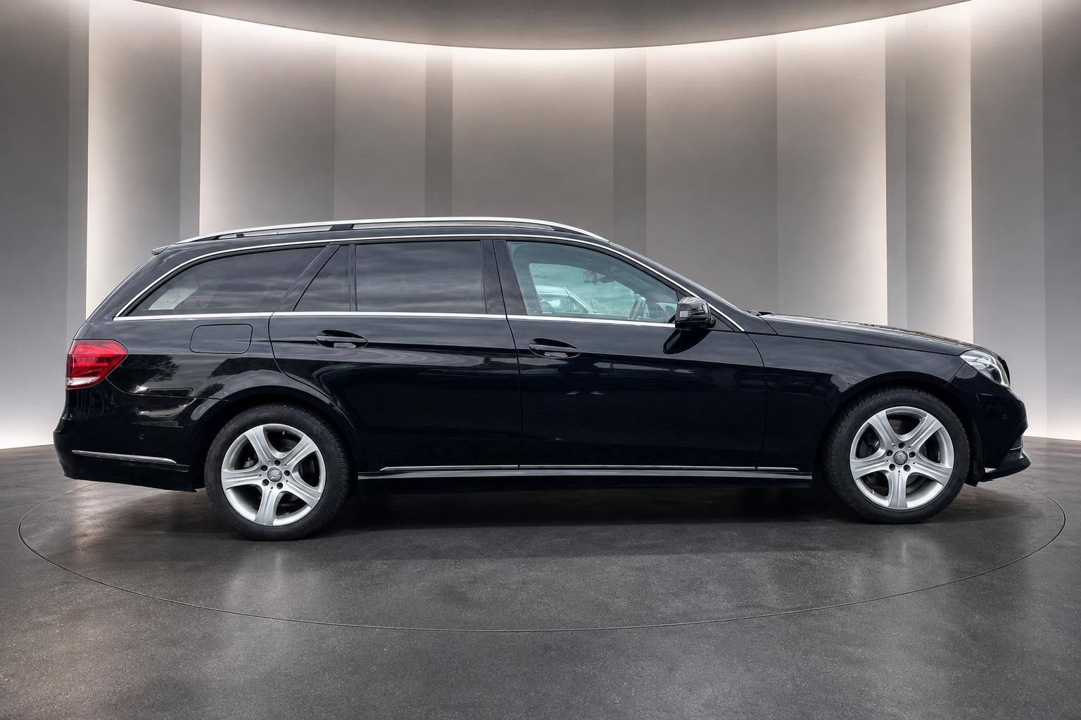 Mercedes E-Klasse T-Modell Seitenprofil - schwarzer Kombi mit eleganter Silhouette