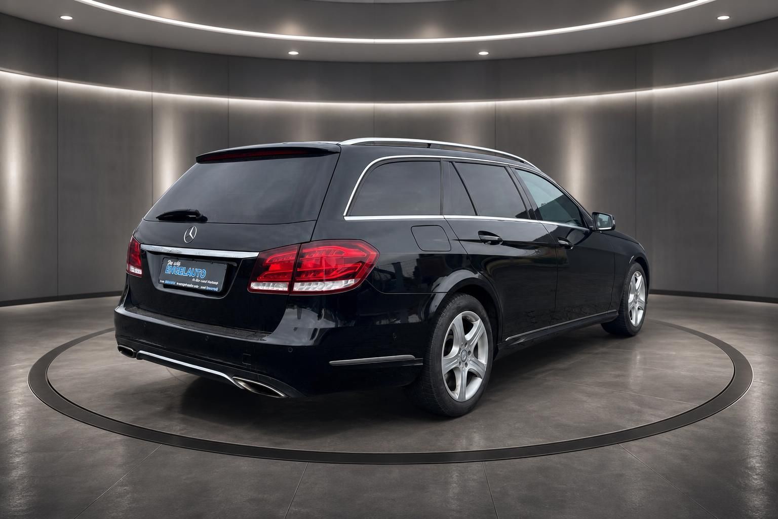 Mercedes E-Klasse T-Modell Heckansicht - schwarzer Kombi mit LED-Rückleuchten