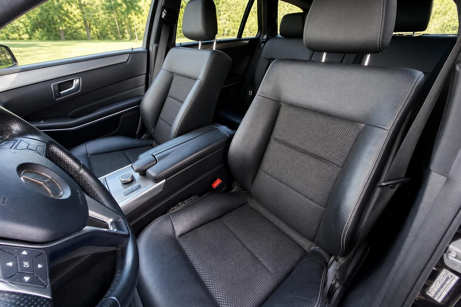 Mercedes-Benz Innenraum Vordersitze schwarz Leder Cockpit Lenkrad Mittelkonsole