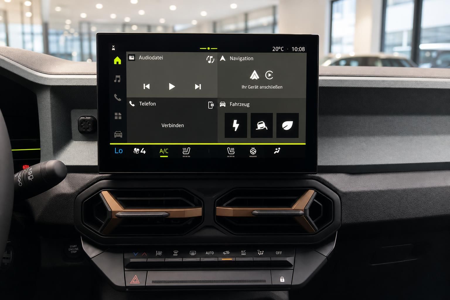 Infotainment-Bildschirm mit Navigation und Telefonfunktionen im Fahrzeug