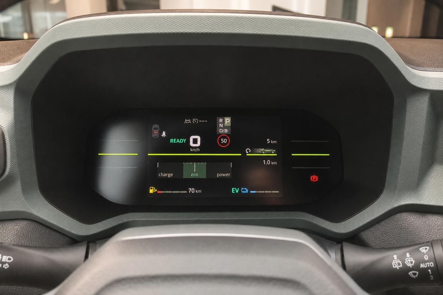 Digitales Kombiinstrument zeigt Tempo, Reichweite und Fahrmodus im Auto
