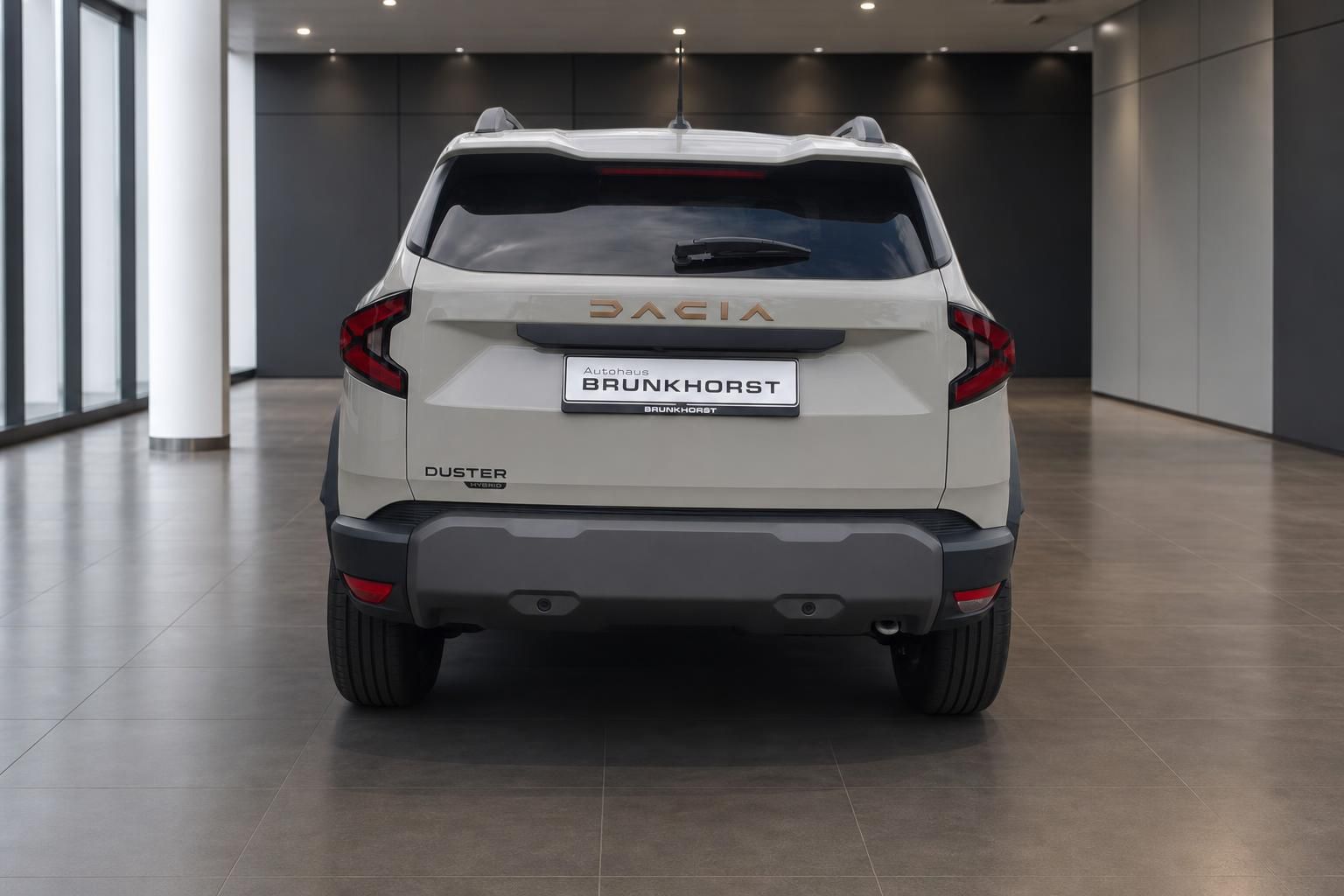 Dacia Duster Hybrid beige, Heckansicht mit Kennzeichenhalter Brunkhorst