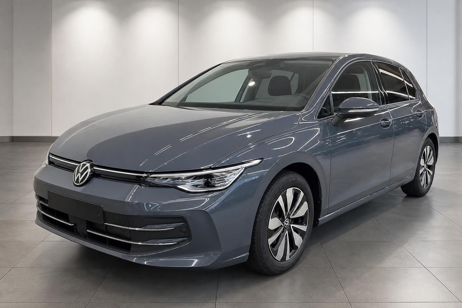 VW Golf in Grau, Seitenansicht Front im Autohaus