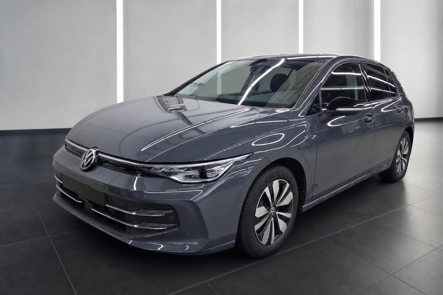 VW Golf in Grau, Frontansicht schräg im Showroom