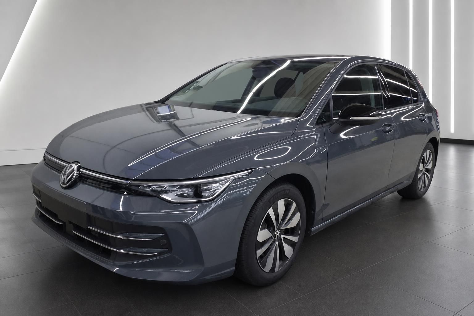 VW Golf in Grau, Frontansicht mit Scheinwerferdetails im Showroom