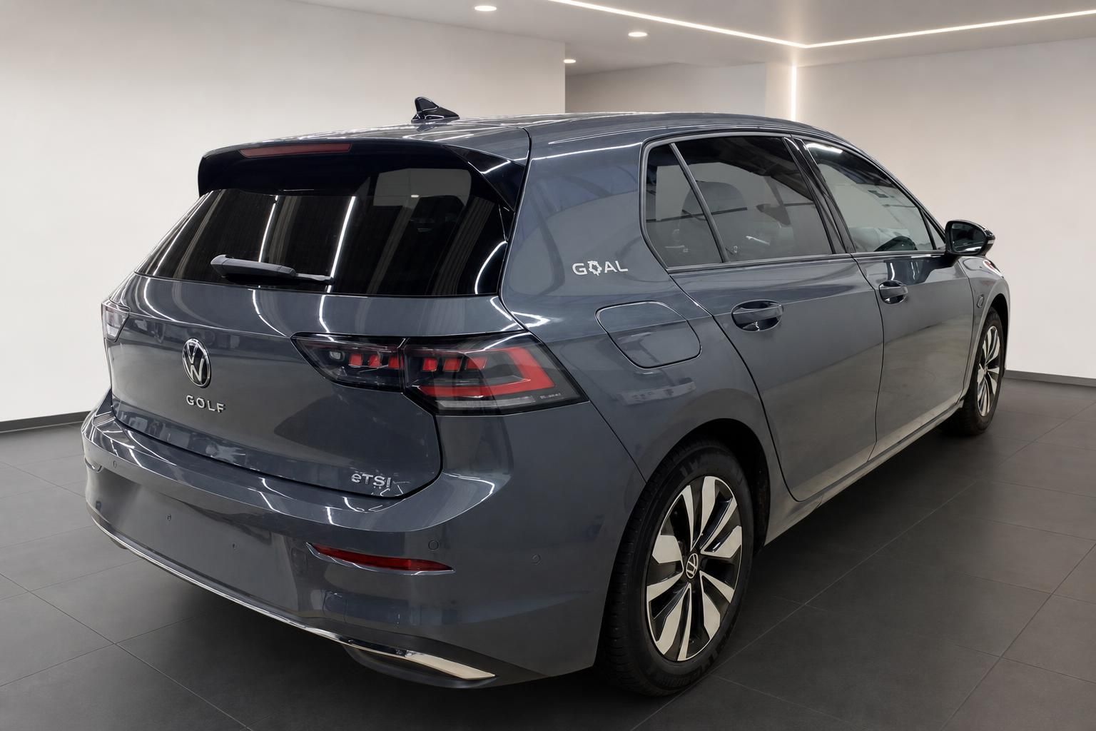 VW Golf in Grau, Heckansicht mit Golf-Schriftzug im Autohaus