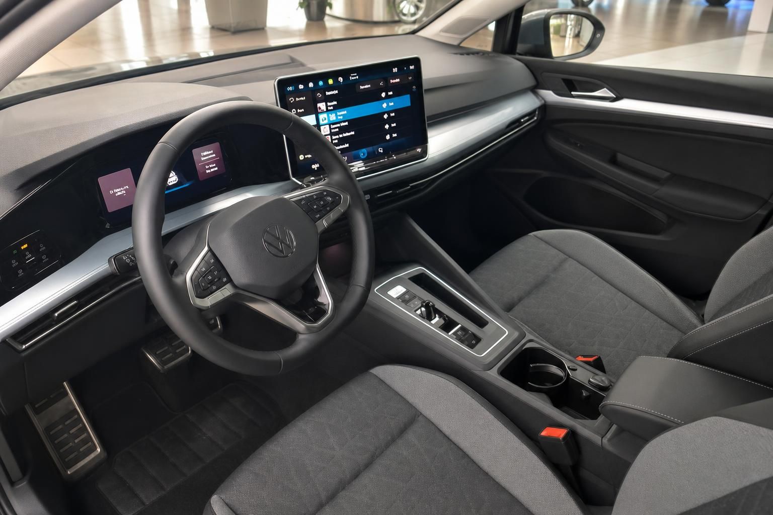 VW Golf Innenraum mit Cockpit, Lenkrad und Infotainment-Display