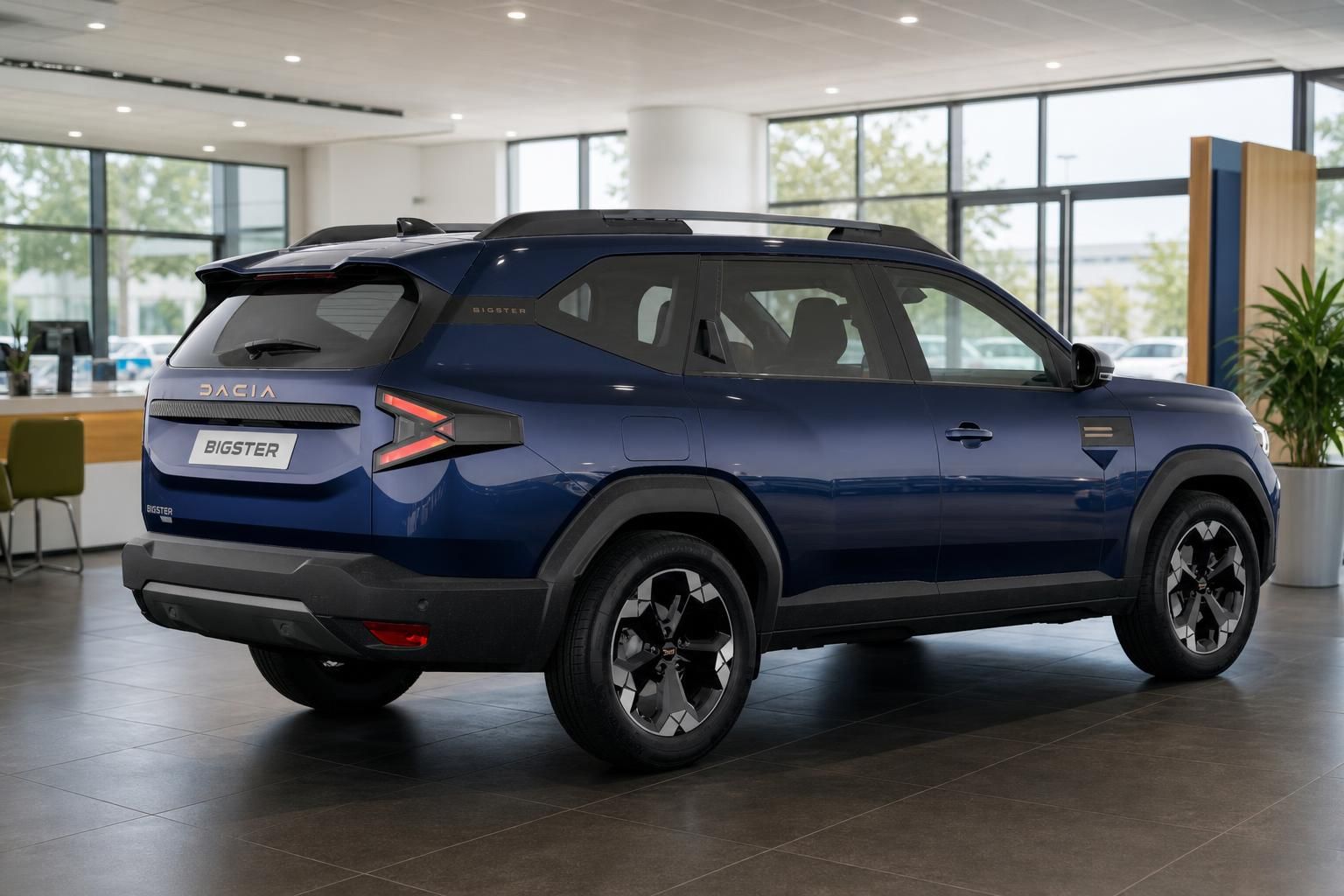 Dacia Bigster blau, seitliche Heckansicht in Ausstellungsraum
