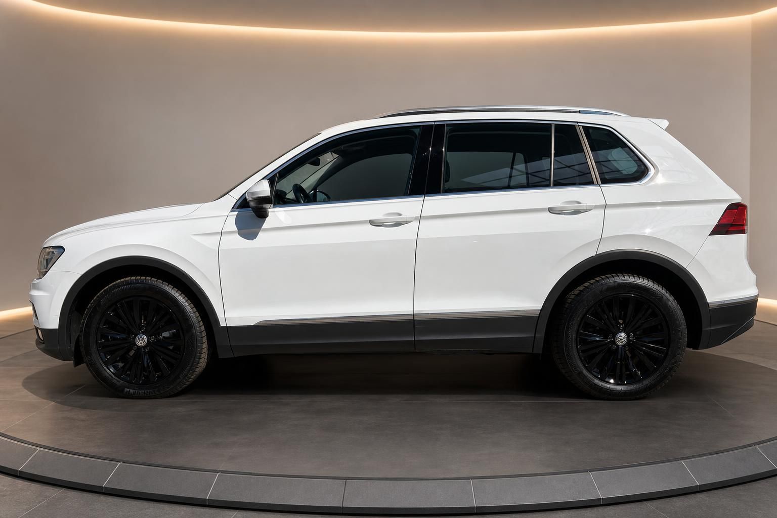 VW Tiguan weiss Seitenansicht im Showroom
