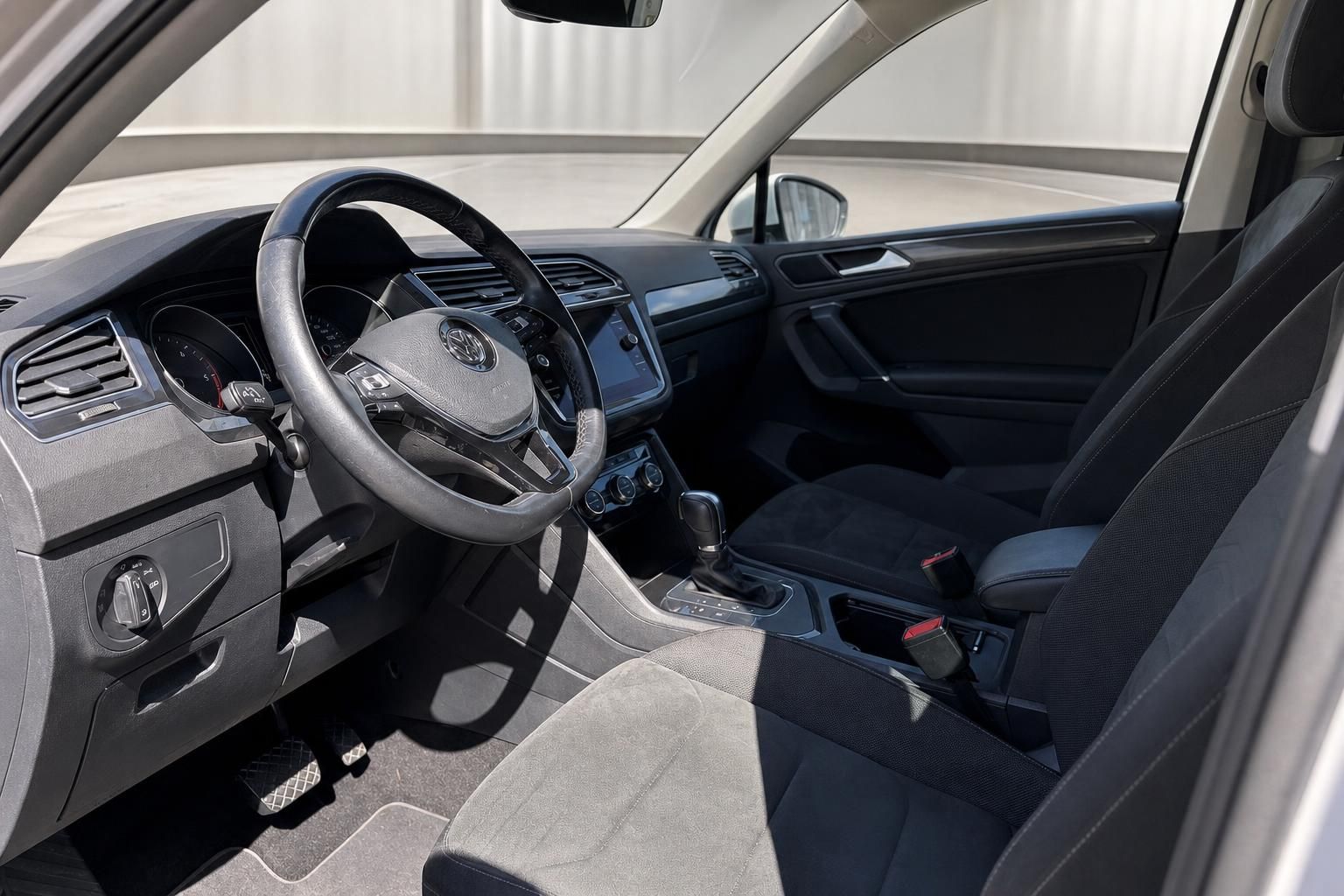 VW Tiguan Innenraum mit Lenkrad und Sitzen im Fokus