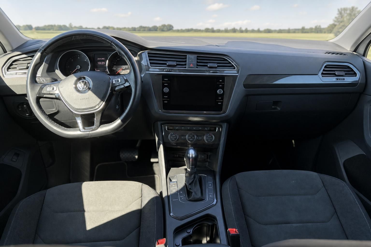 VW Tiguan Cockpit mit Lenkrad und Infotainment-Display