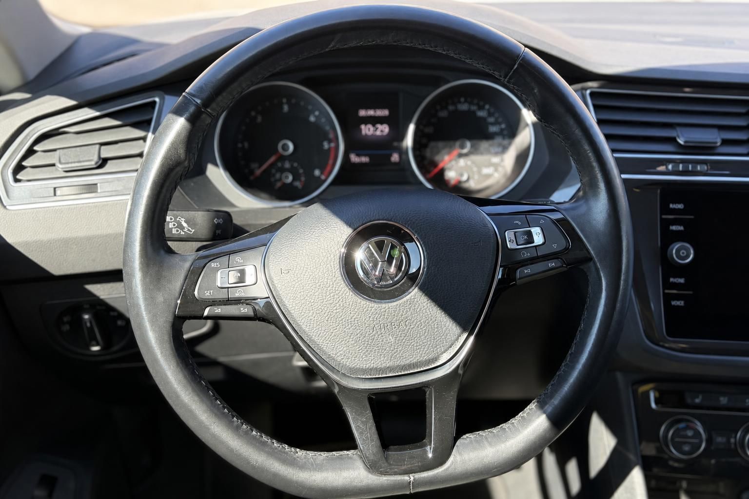 VW Tiguan Lenkrad Nahaufnahme mit Tacho und Bedienelementen