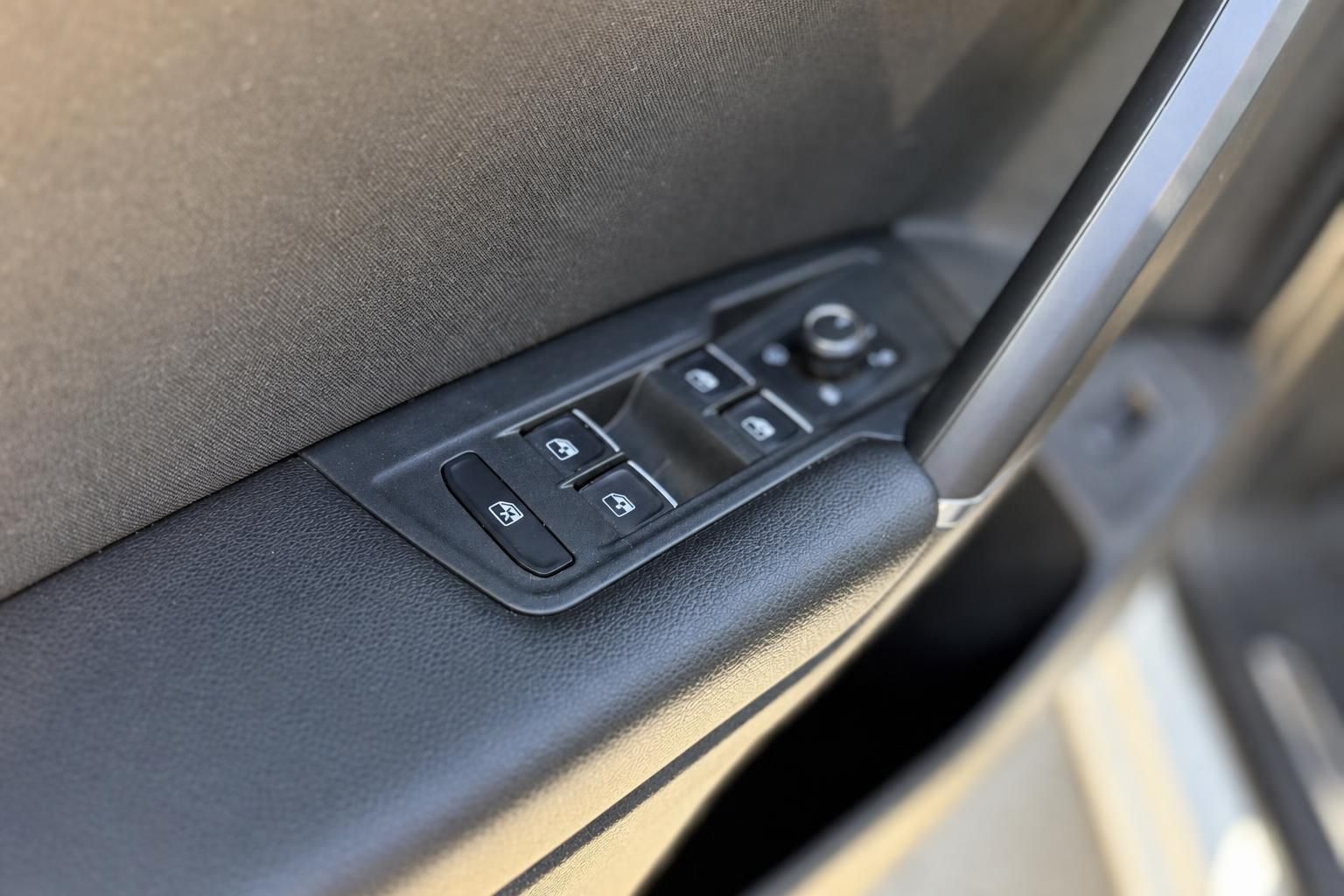 VW Tiguan Tuerverkleidung mit Fensterheber Bedienelementen