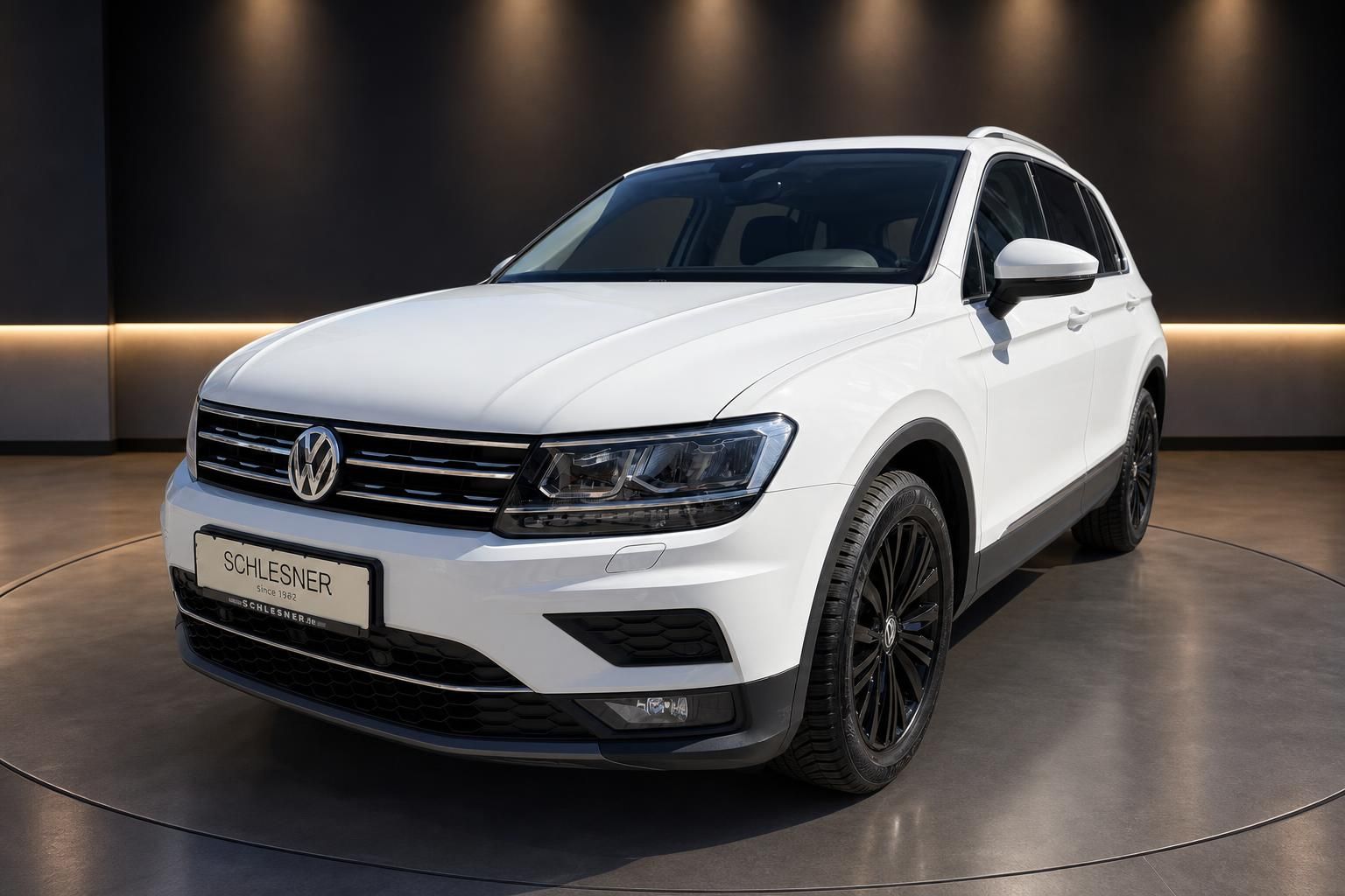 VW Tiguan weiß Frontansicht auf Drehbühne im Showroom