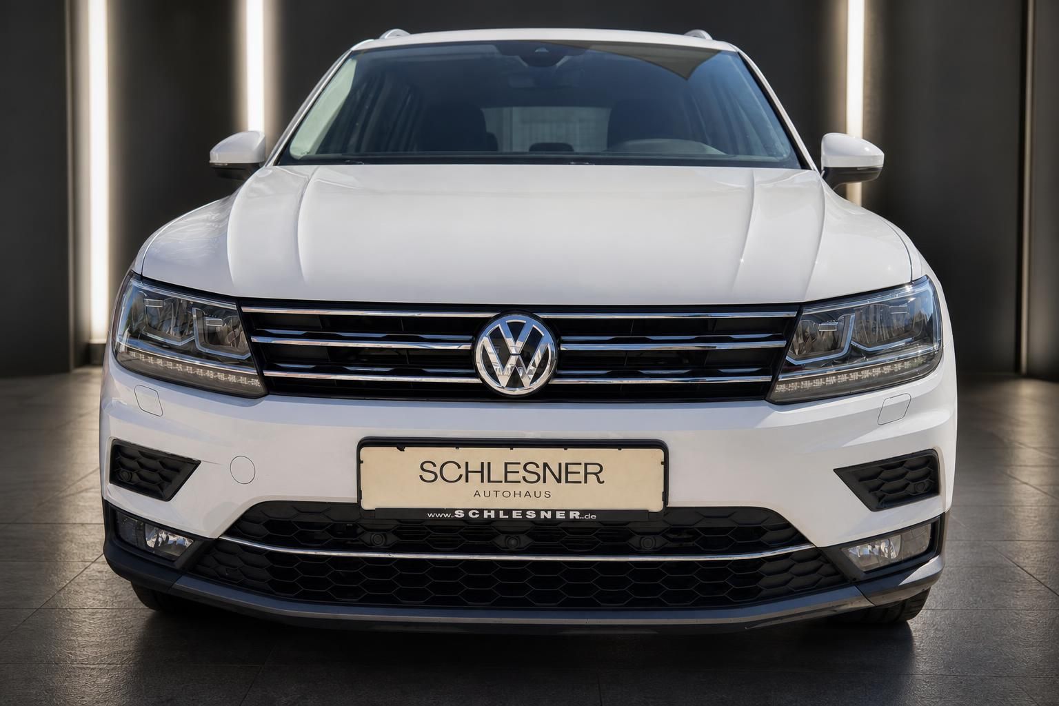 VW Tiguan weiß Frontansicht mit Kühlergrill und Logo