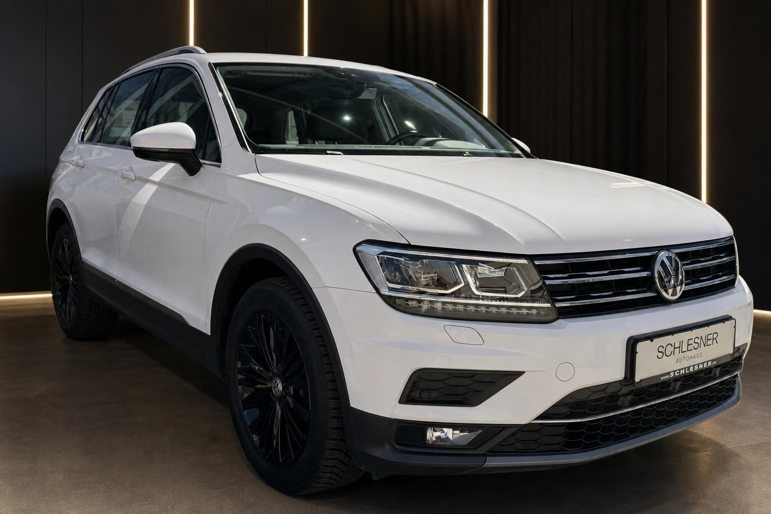 VW Tiguan weiß Frontansicht schräg im Showroom Detail