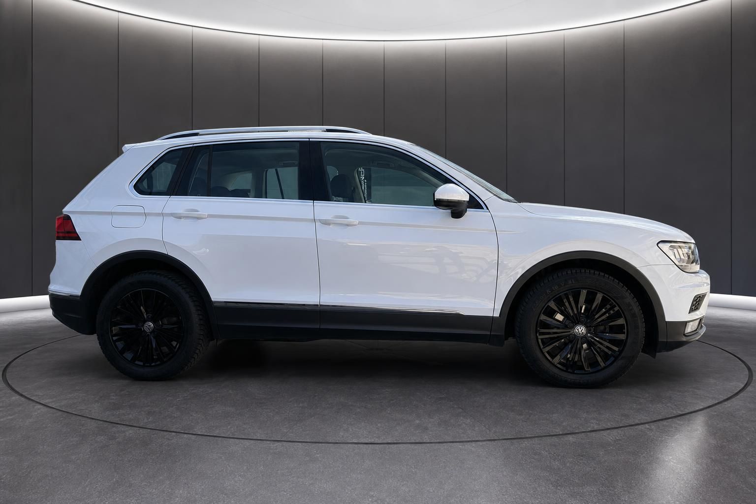 VW Tiguan weiß Seitenansicht mit schwarzen Alufelgen
