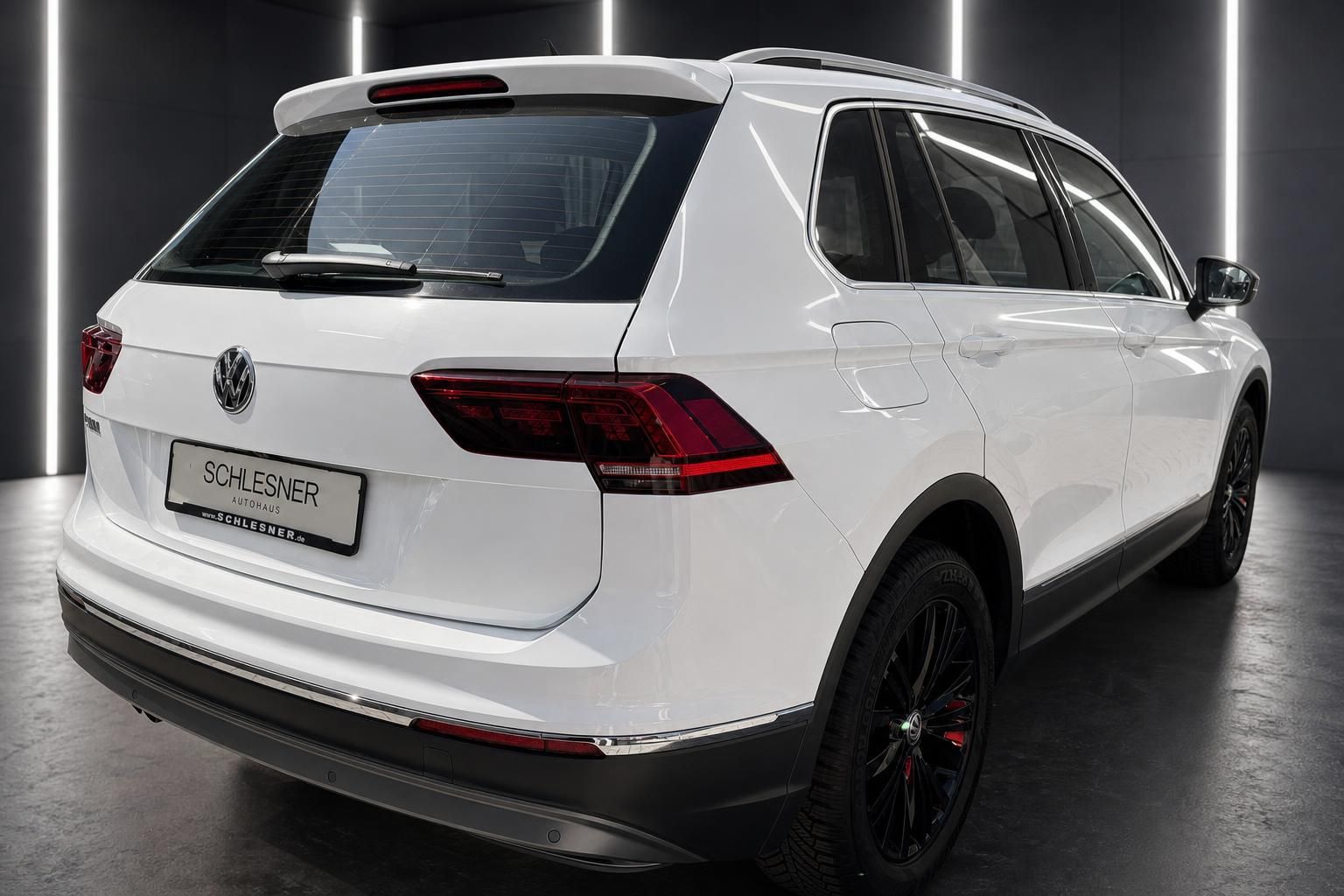 VW Tiguan weiß Heckansicht seitlich im Autohaus Schlesner