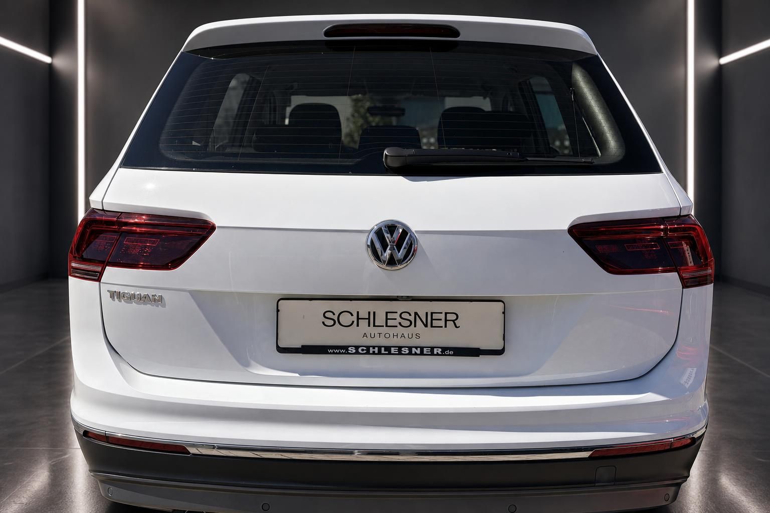 VW Tiguan weiß Heckansicht frontal mit Kennzeichenhalter