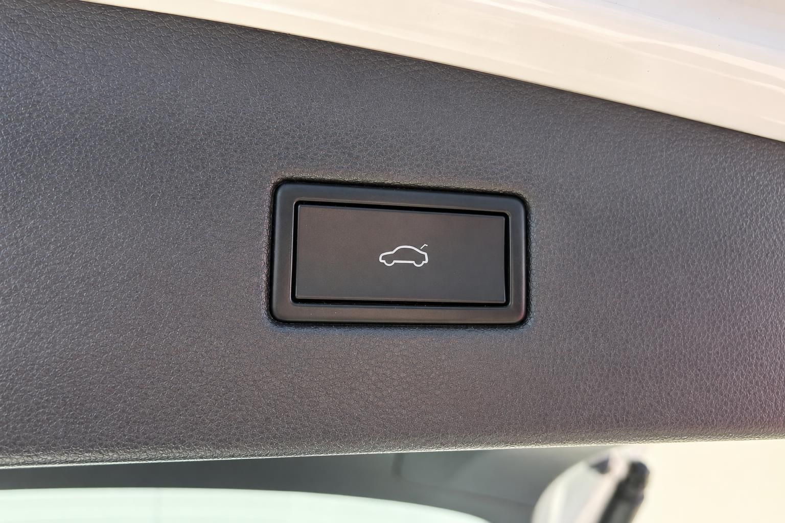 Kofferraum-Bedienelement mit Kippschalter im VW Innenraum