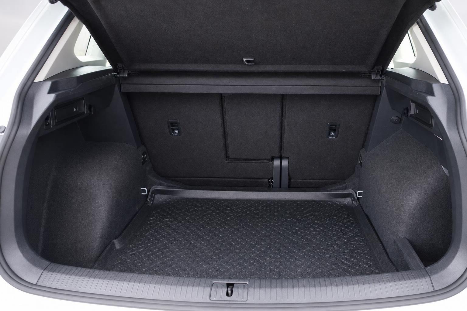 VW Kofferraum leer mit Gepäckraumabdeckung und Ladeboden