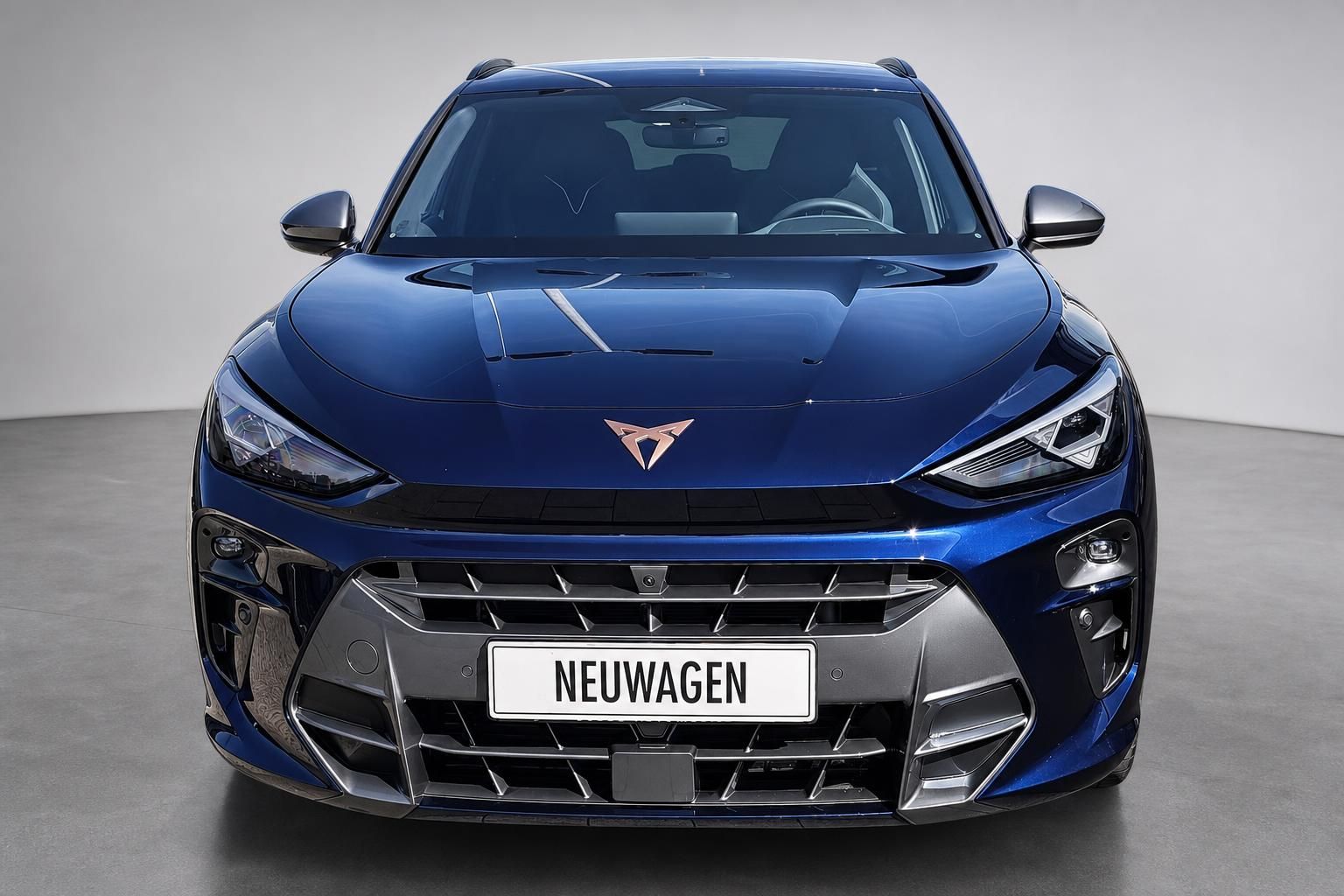Cupra SUV blau, Frontansicht mit Kennzeichen NEUWAGEN im Studio