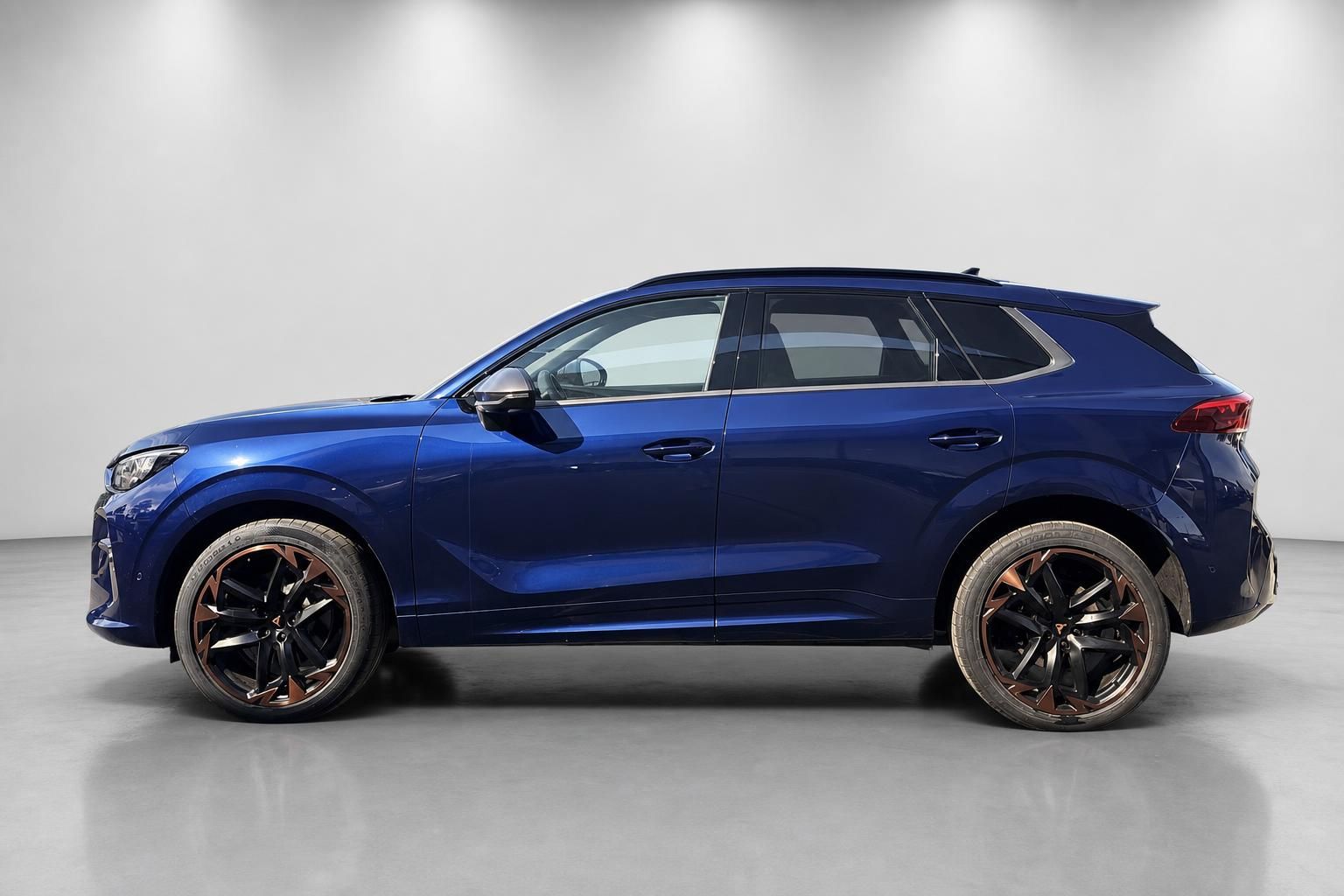 Blauer Cupra SUV, Seitenansicht im Fotostudio