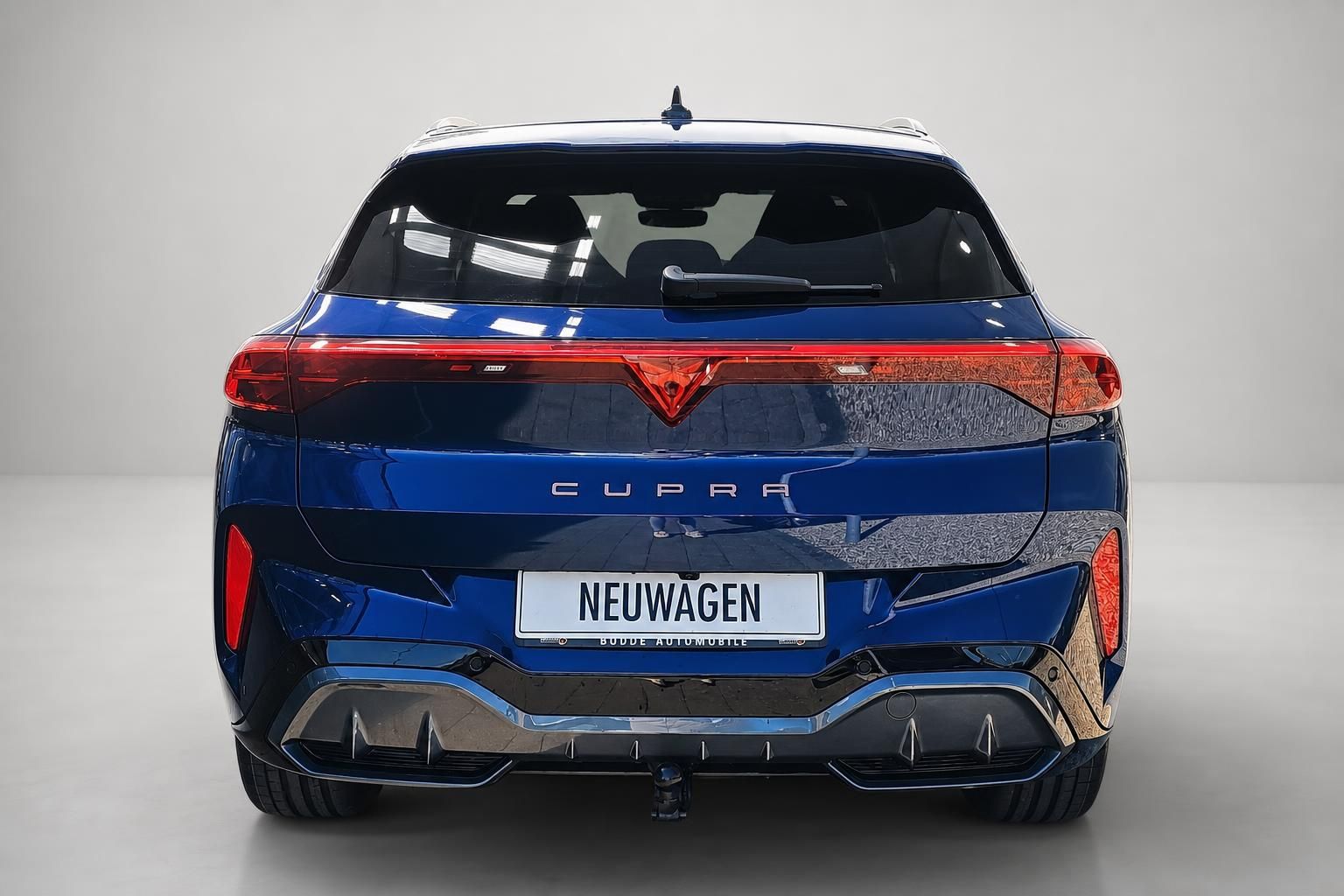 Cupra Formentor blau Heckansicht Neuwagen mit Anhaengerkupplung