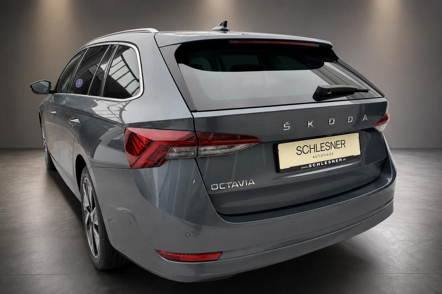 Skoda Octavia Combi grau, Heckansicht mit Rückleuchten im Studio